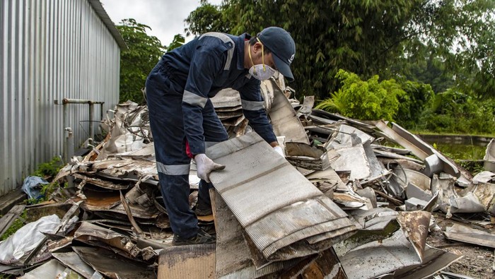 Mengolah Limbah Jadi Rupiah Pekerja mengambil sampah aluminium pembungkus pipa gas (insulation) yang sudah tak terpakai dari PT Badak di Bontang, Kaltim.