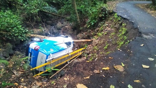 Mobil PLN terperosok jatuh ke sungai akibat jalan ambles di Karangasem, Bali.