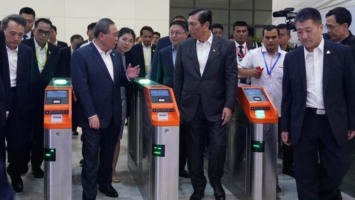 Momen Akrab Luhut & PM China Jajal Kereta Cepat Jakarta Bandung Menteri Kordinator Bidang Maritim dan Investasi RI Luhut Binsar Pandjaitan bersama Menteri Perhubungan RI Budi Karya Sumadi mendampingi Perdana Menteri Tiongkok Li Qiang guna meninjau kesiapan operasional KA Cepat Relasi Jakarta-Bandung di sela-sela kunjungannya ke Indonesia pada 6 September 2023. PM Tiongkok menggunakan Kereta Api Cepat dengan rute Stasiun Halim - Stasiun Karawang pp untuk meninjau kesiapan sarana dan prasarana KA Cepat.