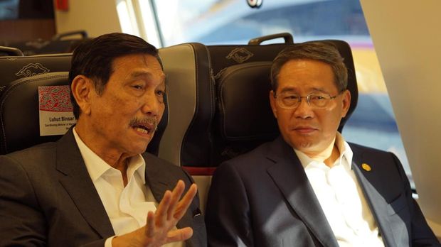 Menteri Kordinator Bidang Maritim dan Investasi RI Luhut Binsar Pandjaitan bersama Menteri Perhubungan RI Budi Karya Sumadi mendampingi Perdana Menteri Tiongkok Li Qiang guna meninjau kesiapan operasional KA Cepat Relasi Jakarta-Bandung di sela-sela kunjungannya ke Indonesia pada 6 September 2023. PM Tiongkok menggunakan Kereta Api Cepat dengan rute Stasiun Halim - Stasiun Karawang pp untuk meninjau kesiapan sarana dan prasarana KA Cepat.