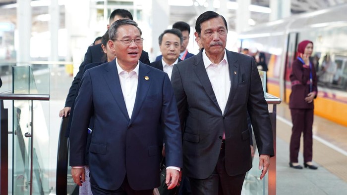 Menteri Kordinator Bidang Maritim dan Investasi RI Luhut Binsar Pandjaitan bersama Menteri Perhubungan RI Budi Karya Sumadi mendampingi Perdana Menteri Tiongkok Li Qiang guna meninjau kesiapan operasional KA Cepat Relasi Jakarta-Bandung di sela-sela kunjungannya ke Indonesia pada 6 September 2023. PM Tiongkok menggunakan Kereta Api Cepat dengan rute Stasiun Halim - Stasiun Karawang pp untuk meninjau kesiapan sarana dan prasarana KA Cepat.