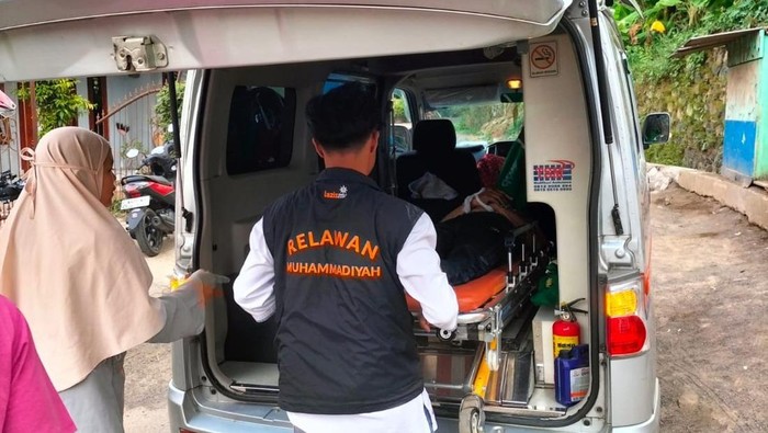Momen Azky saat bertugas sebagai relawan ambulans