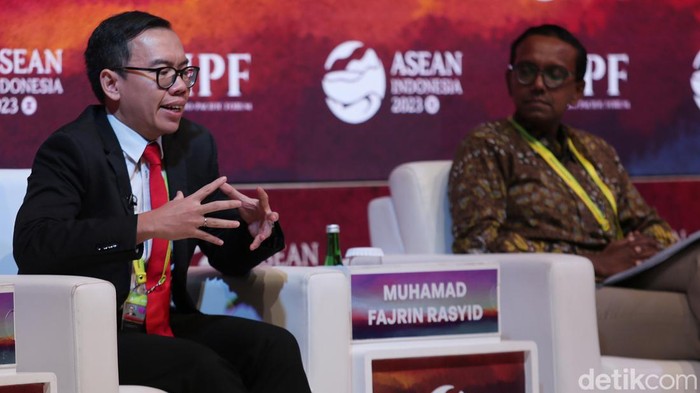 Direktur Bisnis Digital PT Telkom Indonesia (Persero) Tbk Muhammad Fajrin Rasyid menyebut pemerataan konektivitas digital masih menjadi tantangan. Hal itu diungkap dalam acara ASEAN-Indo-Pacific Forum (AIPF) di Hotel Mulia Senayan, Jakarta Pusat, Rabu (6/9/2023).