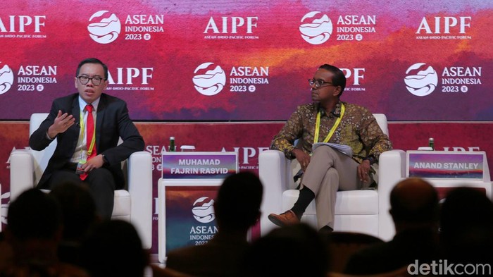 Direktur Bisnis Digital PT Telkom Indonesia (Persero) Tbk Muhammad Fajrin Rasyid menyebut pemerataan konektivitas digital masih menjadi tantangan. Hal itu diungkap dalam acara ASEAN-Indo-Pacific Forum (AIPF) di Hotel Mulia Senayan, Jakarta Pusat, Rabu (6/9/2023).