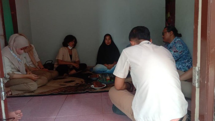 Momen Direktur RS Sentosa Bogor Jabar dan para peraat bayi yang tertukar meminta maaf kepada salah satu ibu bayi, Siti Mauliah.