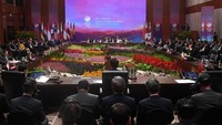 Jokowi mulanya menyampaikan, selama lebih dari dua dekade, ASEAN Plus Three telah membuahkan banyak hasil dan menjadi motor pertumbuhan di kawasan. Namun Jokowi meminta semua pihak tidak cepat berpuas diri. Media Center KTT ASEAN 2023/M Agung Rajasa.  