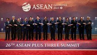Presiden Joko Widodo foto bersama Presiden Filipina Ferdinand Romualdez Marcos Jr, Perdana Menteri Singapura Lee Hsien Loong, Head of Delegation Thailand Sarun Charoensuwan, Perdana Menteri Vietnam Pham Minh Chinh, Perdana Menteri Jepang Fumio Kishida, Presiden Korea Yoon Suk Yeol, Premier of the People’s Republic of China Li Qiang, Perdana Menteri Laos Sonexay Siphandone, Sultan Brunei Darussalam Hassanal Bolkiah, Perdana Menteri Kamboja Hun Manet, Perdana Menteri Malaysia Dato Seri Anwar Ibrahim, dan Perdana Menteri Timor Leste Xanana Gusmao sebelum ASEAN Plus Three (APT) Summit ke-26 di Jakarta, Rabu (6/9/2023). Media Center KTT ASEAN 2023/Zabur Karuru.  