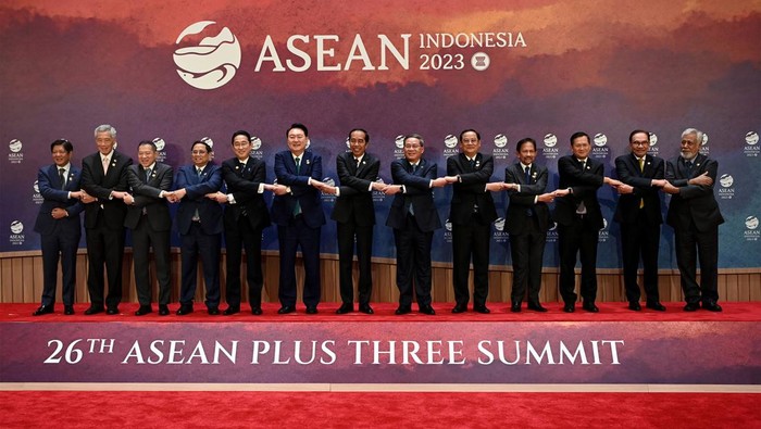 Momen Jokowi Pimpin KTT ASEAN Plus Three Presiden Joko Widodo (Jokowi) memimpin KTT ke-26 ASEAN Plus Three (APT). Dalam KTT tersebut, Jokowi mengajak negara ASEAN bersama China, Jepang, dan Korea Selatan (Korsel) menjaga perdamaian kawasan.