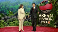 Kedatangan Kamala Harris disambut oleh Jokowi.