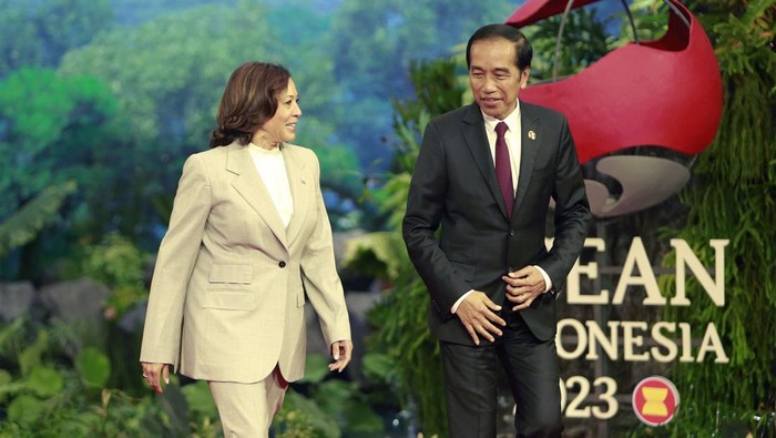 Wakil Presiden Amerika Serikat Kamala Harris juga menghadiri KTT ASEAN di Jakarta, Rabu (6/9/2023). Kedatangan Harris di lokasi KTT ASEAN disambut oleh Presiden Jokowi.