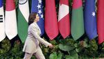 Semringah Jokowi-Kamala Harris di KTT ASEAN