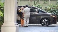 Yenny Wahid tiba di kediaman Prabowo pukul 17:10 WIB.