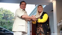 Tampak mereka saling berjabat tangan.