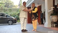 Kemudian, Prabowo mempersilahkan Yenny untuk masuk ke dalam rumahnya.