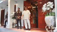Prabowo menyapa rekan media saat keluar dari kediamannya di Jl kertanegara IV, Jakarta, Rabu (6/9/2023).