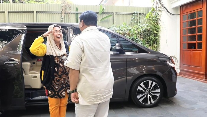 Putri Presiden ke-4 RI Abdurrahman Wahid atau Gus Dur, Yenny Wahid, bertemu dengan Ketum Partao Gerindra Prabowo Subianto di Kertanegara IV, Jakarta Selatan. Keduanya saling melempar hormat satu sama lain.