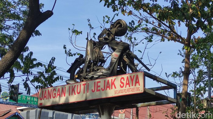 Monumen motor ringsek di depan Terminal Mangkang Semarang, Rabu (6/9/2023).
