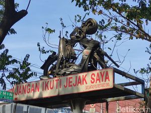 Monumen Motor Ringsek Patah Jadi Dua di Semarang dan Kisah di Baliknya