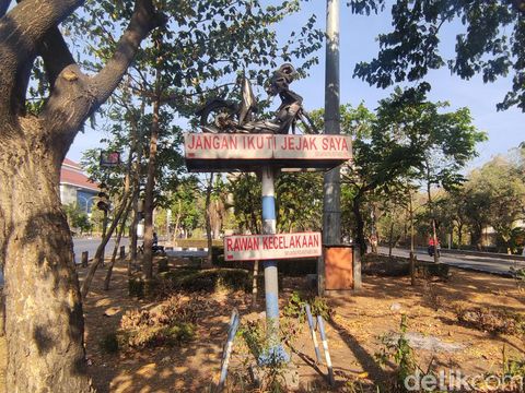 Monumen motor ringsek di depan Terminal Mangkang Semarang, Rabu (6/9/2023).