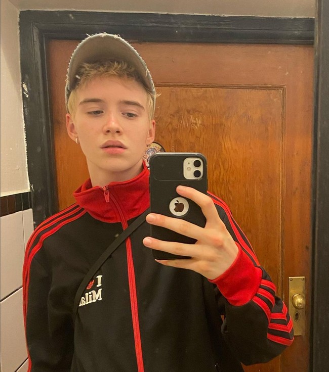 Baru pada 2020, Morgan secara terbuka mengumumkan bahwa dirinya adalah seorang transgender. Dia pun sempat vakum dari dunia hiburan yang membesarkan namanya. Foto: Dok. Netflix, Instagram/@morganlogoff