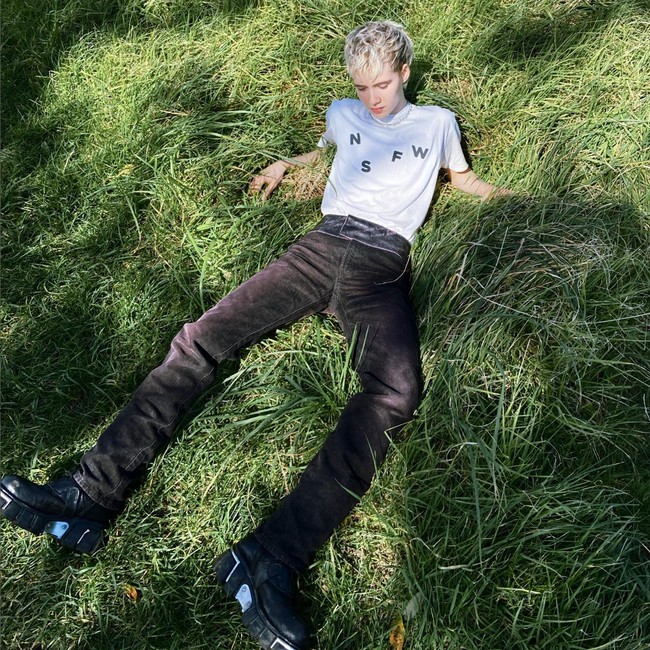 “Ketika saya pertama kali mengaku sebagai transgender, saya berhenti akting sejenak, karena tidak hanya tak ada peran untuk transgender pada saat itu. Tapi saya juga sangat tidak nyaman dengan diri sendiri terhadap penampilan saya, bagaimana saya tamppil, dan bagaimana saya terlihat di layar, dan bagaimana orang memandang saya,” ujarnya. Foto: Dok. Netflix, Instagram/@morganlogoff