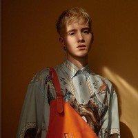 Penggambaran Morgan Davies sebagai Koby membuatnya jadi sorotan. Penampilan memerankan seorang awak kabin yang bercita-cita menjadi Marinir, telah banyak menuai pujian karena kedalaman dan keasliannya. Foto: Dok. Netflix, Instagram/@morganlogoff