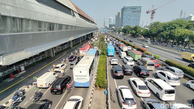 Naik LRT saat Cawang-Pancoran macet pada 6 September 2023