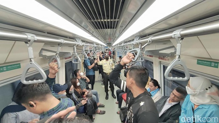 Naik LRT saat Cawang-Pancoran macet pada 6 September 2023