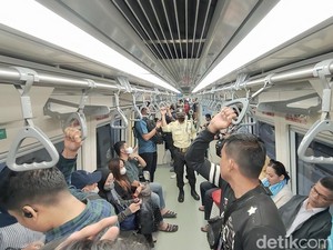 Wuss! Naik LRT Bebas Macet Saat Cawang-Pancoran Stuck Pagi Ini