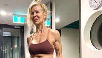 Saya merasa lebih muda sekarang dibandingkan saat berusia empat puluhan. Kita bisa mengembangkan tubuh yang lebih muda melalui cara kita berlatih dan apa yang kita makan. Saya adalah bukti dari itu, ujar Lesley dikutip dari Daily Mail.  (Foto: Instagram @lesleymaxwell.fitness)