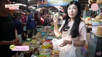 Pasangan ini juga sempat menjelajah ke Pasar Kotagede, Yogyakarta. Mereka keliling pasar sekaligus mencoba aneka jajanan tradisional yang lezat dengan harga terjangkau. Foto: YouTube Noona Rosa