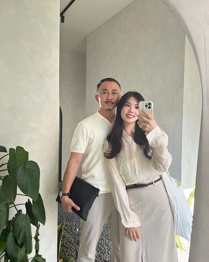 Noona Rosa Noona Rosa dan sang suami saat kulineran di Indonesia