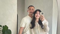 Kini Rosa diketahui telah memiliki suami yang juga orang Korea tapi bisa berbahasa Indonesia. Mereka sering membagikan momen jajan seru di berbagai daerah. Foto: YouTube Noona Rosa