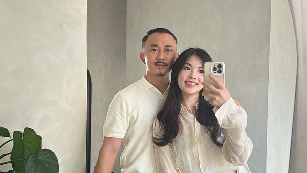 Gaya Pasangan Korea Kulineran di Indonesia, Beli Mendoan hingga Nasi Kucing