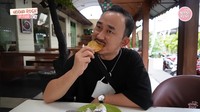 Noona Rosa diketahui memang menyukai tempe. Suaminya juga jadi menyukai segala macam olahan tempe, terutama tempe goreng seperti yang dinikmatinya bersama seporsi nasi kucing. Foto: YouTube Noona Rosa
