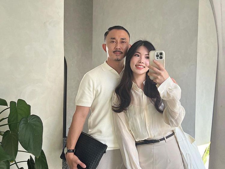 Gaya Pasangan Korea Kulineran di Indonesia, Beli Mendoan hingga Nasi Kucing