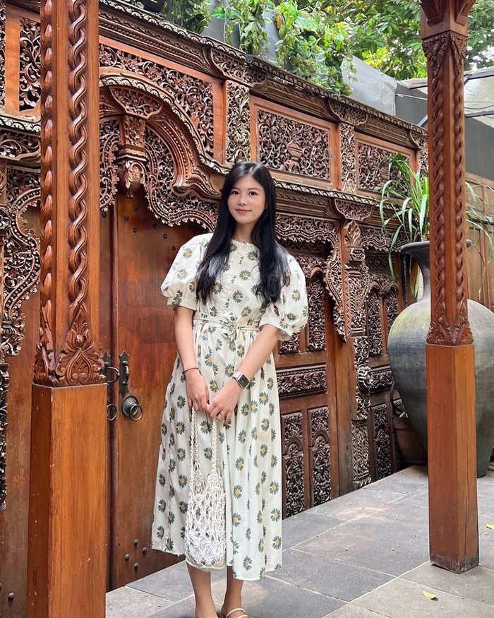 Noona Rosa dan sang suami saat kulineran di Indonesia