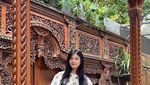 Gaya Pasangan Korea Kulineran di Indonesia, Beli Mendoan hingga Nasi Kucing