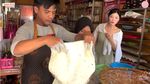 Gaya Pasangan Korea Kulineran di Indonesia, Beli Mendoan hingga Nasi Kucing