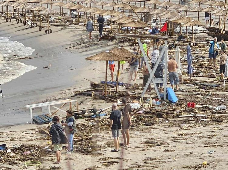 Pantai di Bulgaria Hancur Diporakporanda Badai