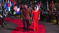 Presiden Filipina Ferdinand Marcos Jr. dan Ibu Negara Louise Araneta Marcos berjalan menuju lokasi Gala Dinner KTT ke-43 ASEAN. Di gala dinner ini, para kepala negara kompak mengenakan batik. Media Center KTT ASEAN 2023/Aditya Pradana Putra.