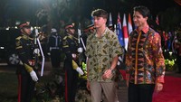 Perdana Menteri Kanada Justin Trudeau bersama putranya Xavier Trudeau kompak mengenakan batik. Justin Trudeau mengenakan batik lengan panjang, sedangkan putranya batik lengan pendek. Media Center KTT ASEAN 2023/Aditya Pradana Putra.