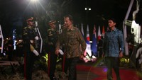 Sultan Brunei Darussalam Hassanal Bolkiah dan putranya Pangeran Abdul Mateen juga kompak mengenakan batik lengan panjang. Media Center KTT ASEAN 2023/Afriadi Hikmal.