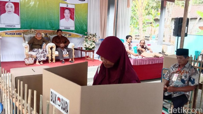 Pasutri calon kades di Pilkades Langenrejo, Kecamatan Butuh, Kabupaten Purworejo, Rabu (6/9/2023).