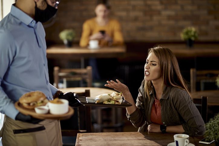 Curang! Pasangan Ini Layangkan Protes Demi Makan Gratis di Restoran