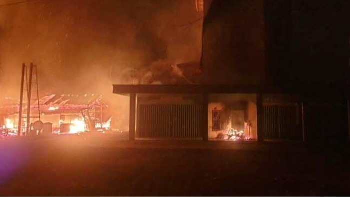 Rumah pelaku pembunuh adik Bupati Musi Rawas Utara (Muratara) yang dibakar warga karena kesal.