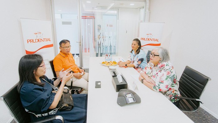 Dalam merayakan Hari Pelanggan 2023, Prudential Indonesia melakukan beberapa aktivitas untuk nasabah yang datang ke walk-in customer di kantor Prudential Indonesia pada 4 September 2023.