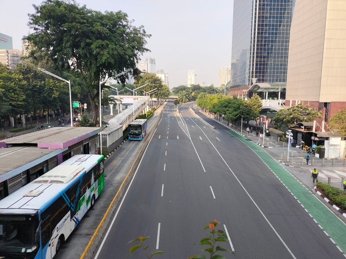 Penampakan Jalan Sudirman kosong dari kendaraan saat KTT ASEAN di Jakarta