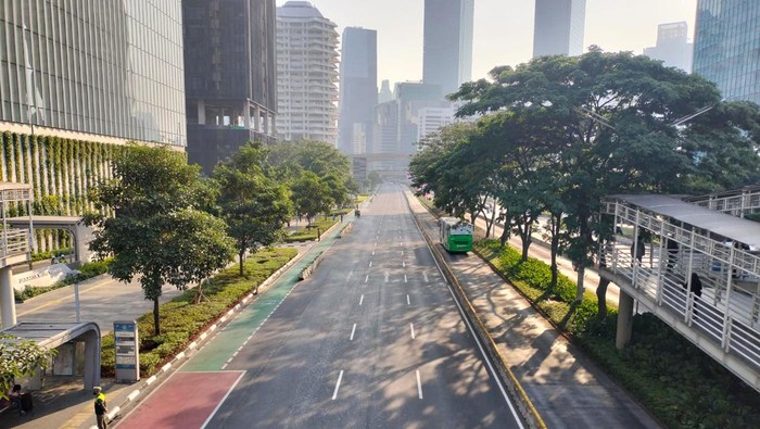 Penampakan Jalan Sudirman kosong dari kendaraan saat KTT ASEAN di Jakarta