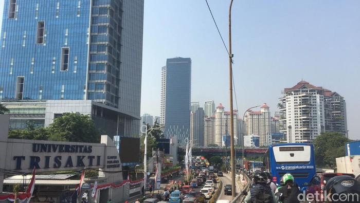 Langit Biru Terlihat Lagi, Polusi Jabodetabek Mereda?